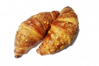 Круассан с марципановой начинкой и лепестками миндаля 